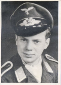 An unknown Luftwaffe Sergeant in the flying corps.